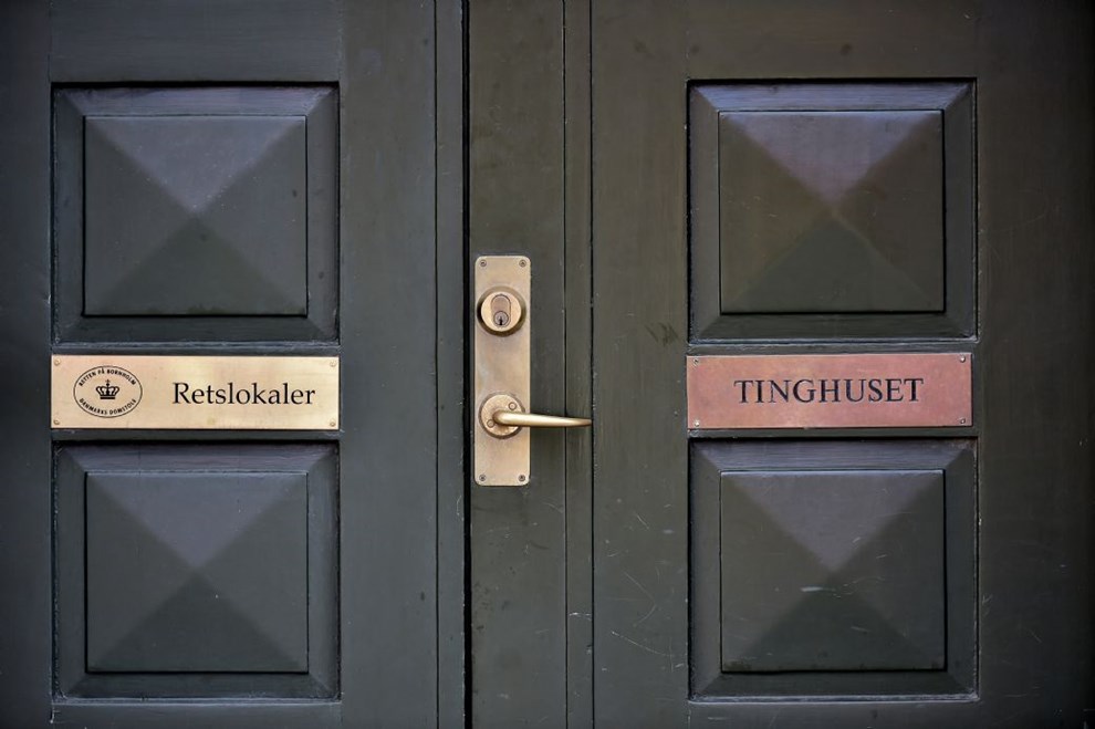 77-rig vil frifindes: Havde 31 skydevben i sit hus