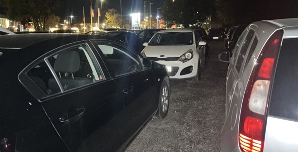 Ulovligt parkerede biler skaber kaos p� R�nne Havn