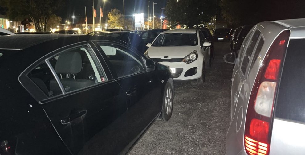 Ulovligt parkerede biler skaber kaos p� R�nne Havn