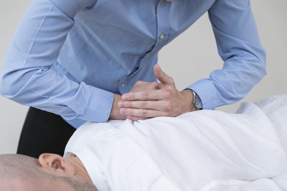 Hvorfor f�r vi rygsmerter midt p� ryggen?