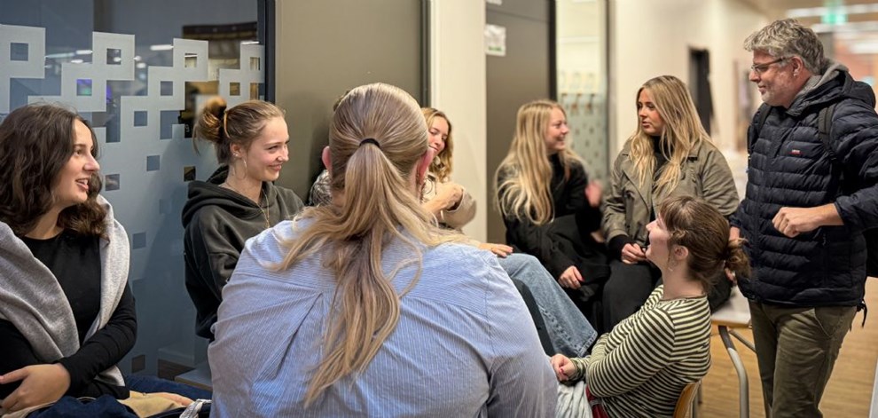 Elever barrikaderede lokaler