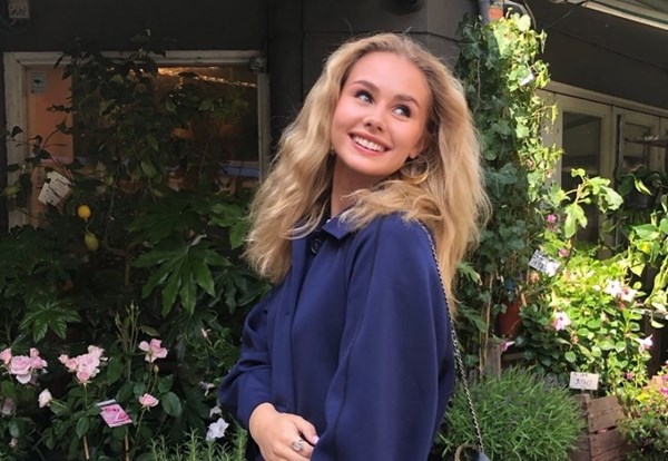 Bornholmer venter barn med kendt sanger