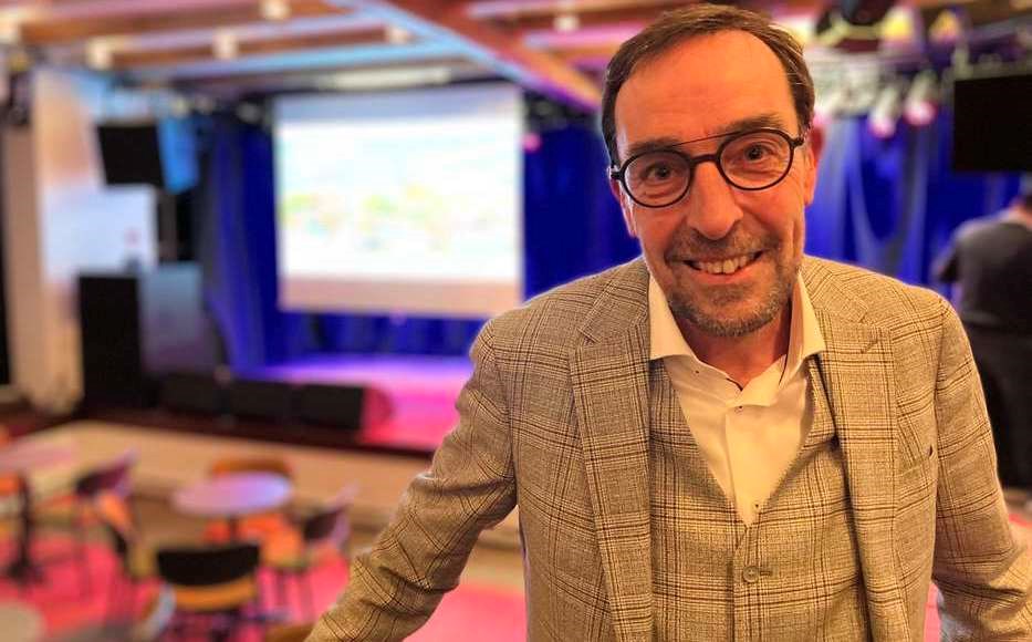 Formanden l�fter sl�ret for sp�ndende planer i R�nne 