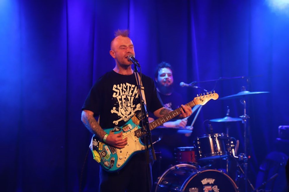 Tre punkbands vltede Raschs Pakhuz