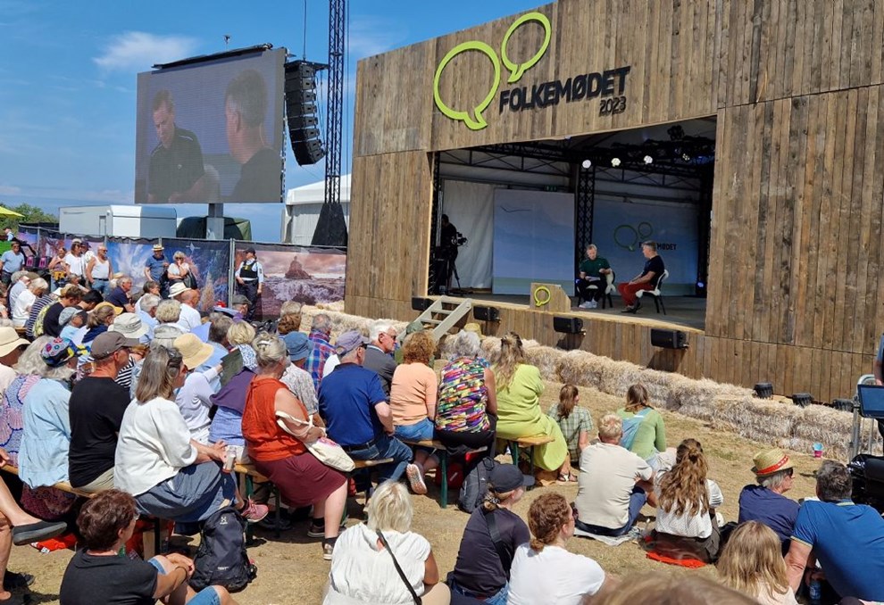 Stopper jeblikkeligt p Folkemdet