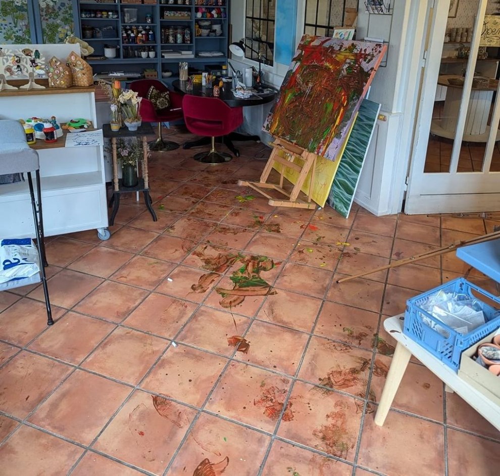 Tyv �delagde tre malerier - og udstillede det ene