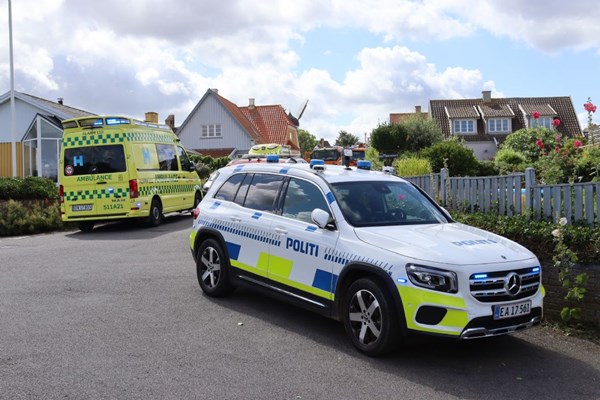 To �ldre reddet op efter fald p� 8 meter ned fra klippe