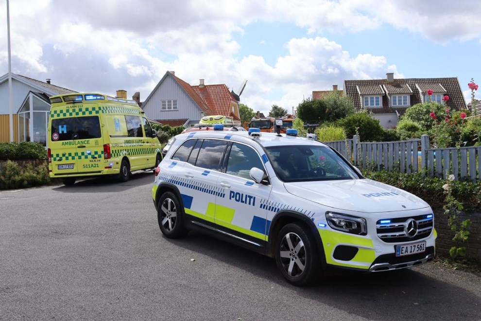 To �ldre reddet op efter fald p� 8 meter ned fra klippe