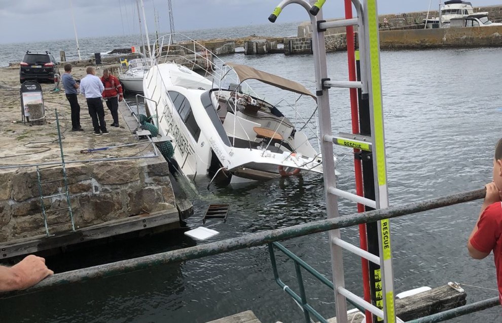Lystb�d ved at synke i Gudhjem Havn