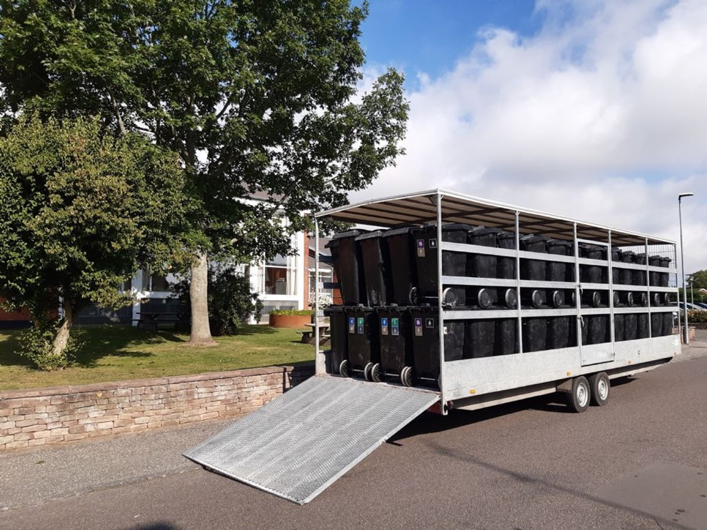 Dagens billede: Nex� skole f�r nye skraldespande