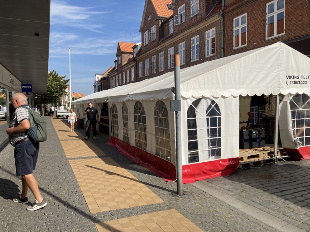 Telt klar til stor fest i g�gaden