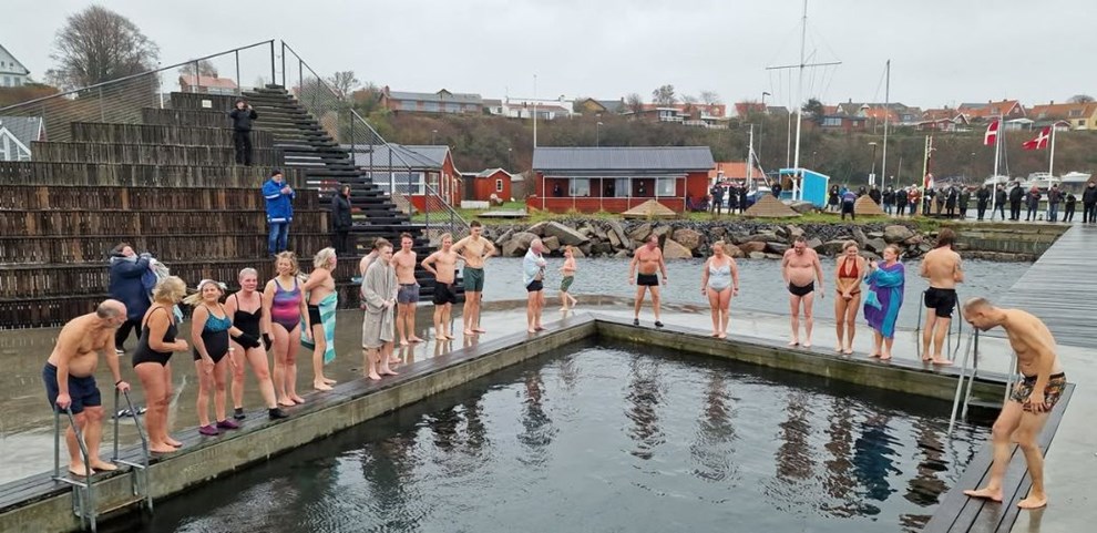 Nyt�rsbadekur: Hasle hoppede i havnen