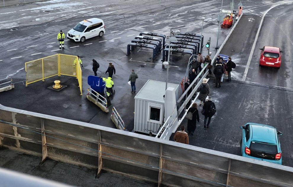 G�ende passagerer m�tte en tur ned p� vognd�kket