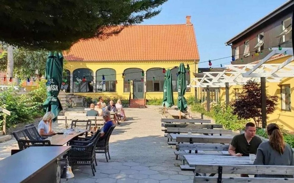Droppede topjob – nu ejer han et pensionat i Sandvig Droppede topjob – nu ejer han et pensionat i Sandvig