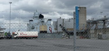 Militærskib har lagt til kaj i Rønne Havn