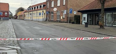 Torv afspærret: Politiet leder efter spor i Aakirkeby