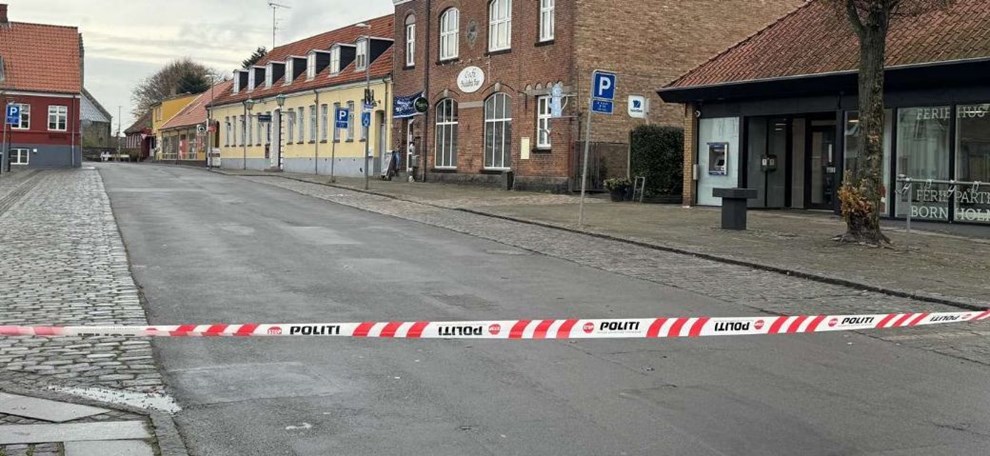 Torv afsprret: Politiet leder efter spor i Aakirkeby 