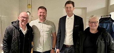 Jubler over tidlig julegave