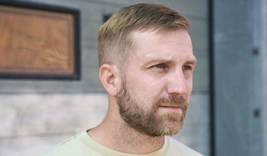 Anmelder sine egne medarbejdere