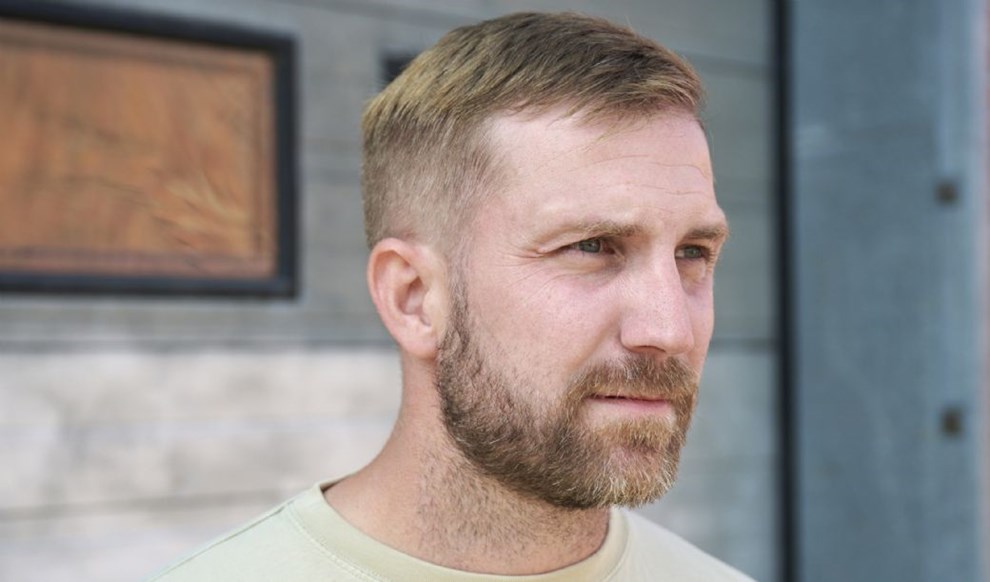 Anmelder sine egne medarbejdere