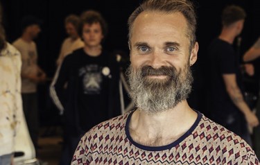 Snak p� f�rgen gjorde udslaget: Mads udgiver sange p� bornholmsk