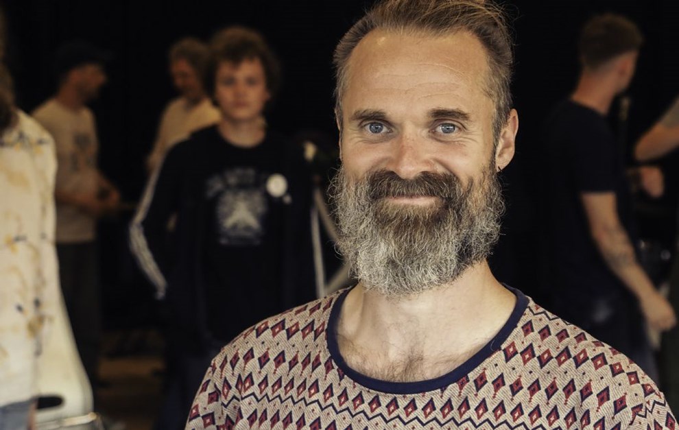 Snak p� f�rgen gjorde udslaget: Mads udgiver sange p� bornholmsk