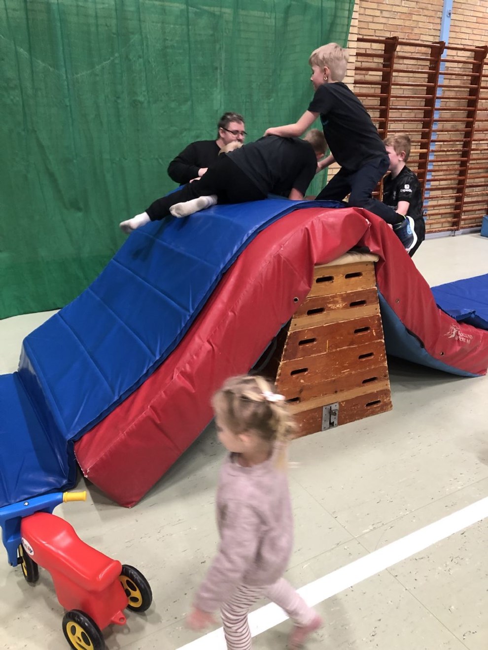 Hallen fyldt med leg og energi 