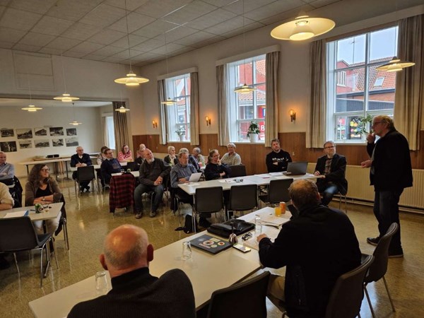 De st�tter hinanden under en paraply