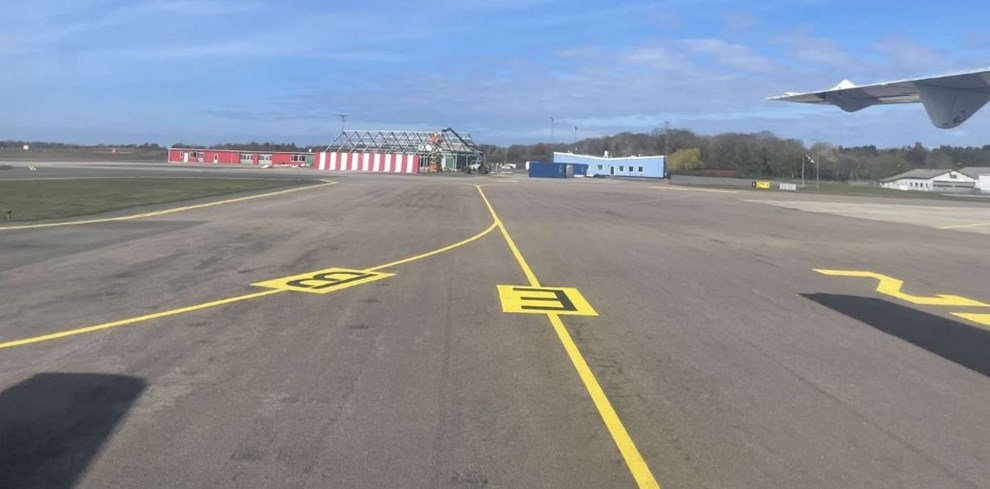 St�rre hangartelte i lufthavnen � Forsvaret holder kortene t�t