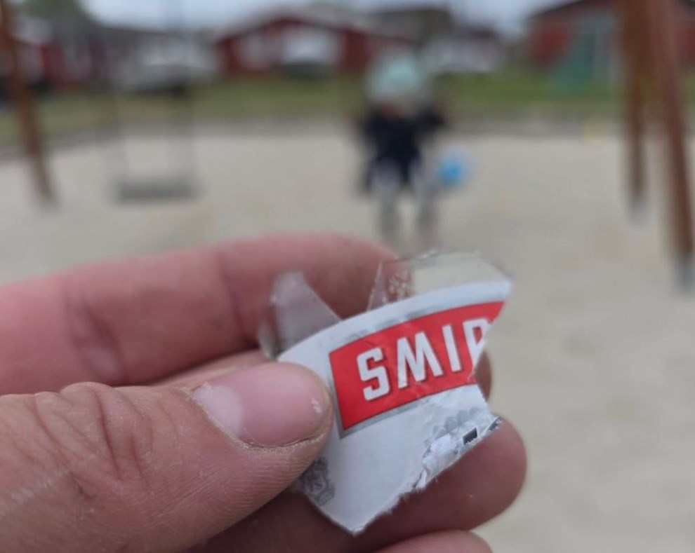 Glasskr efterladt p legeplads: 'Jeg hber, I vgner med mgdrlig samvittighed'