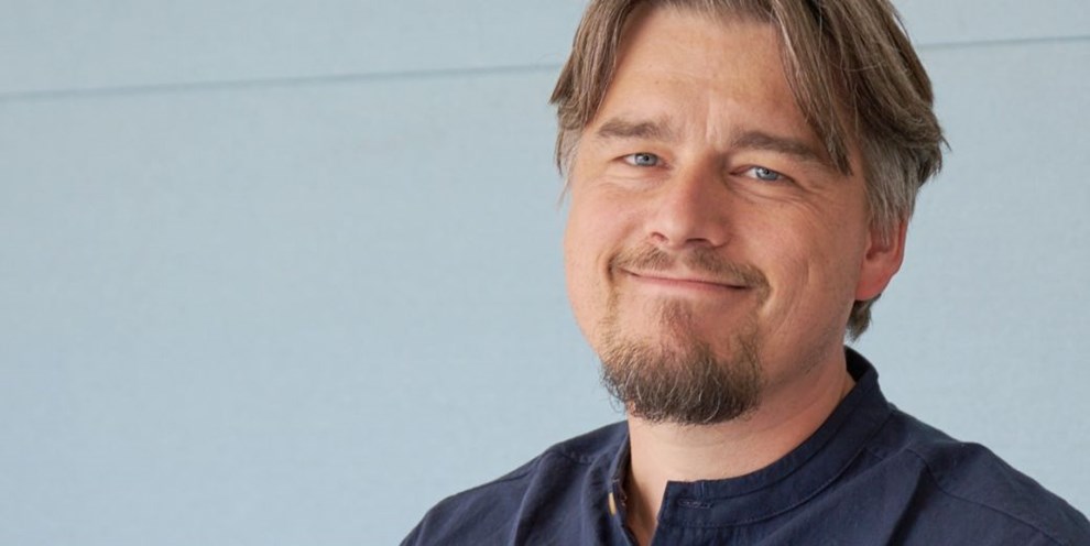 Flere undrer sig: Hvorfor siger Morten Riis ingenting?