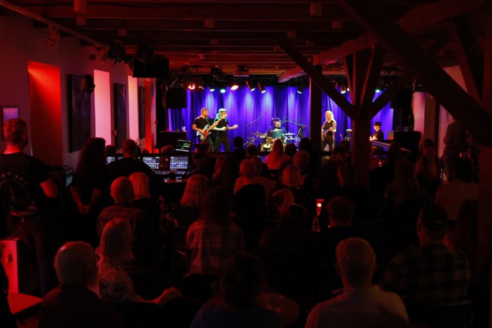 Blues fik pakhuz til at gynge