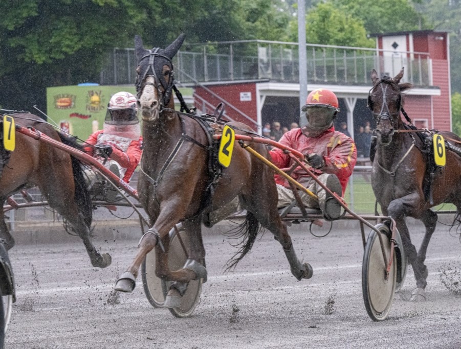 Fart over feltet p� v�d bane