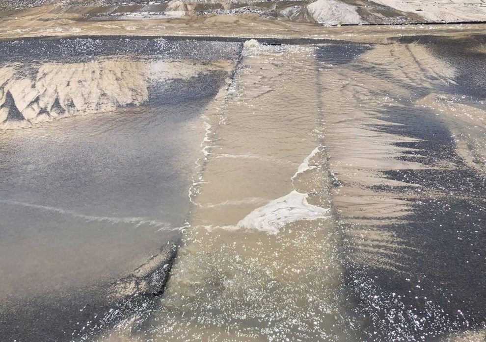 Gade i R�nne er sp�rret af: Stor vandledning er g�et