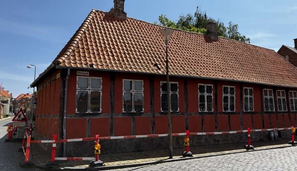 Afsp�rrer faldef�rdigt hus midt i R�nne