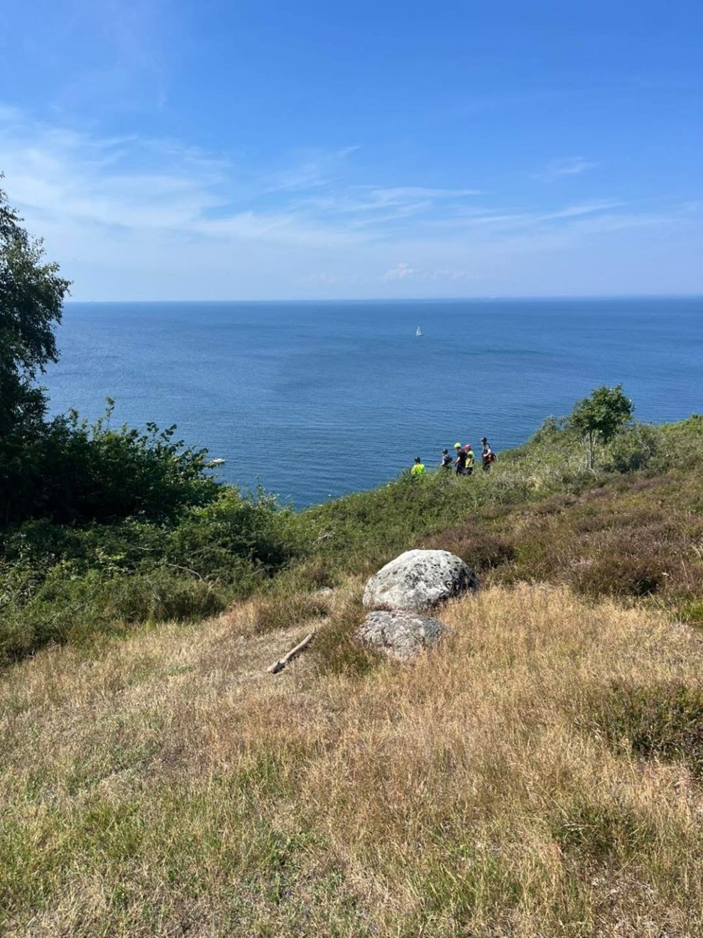 Kvinde m�tte reddes fra klippeskr�nt med reb