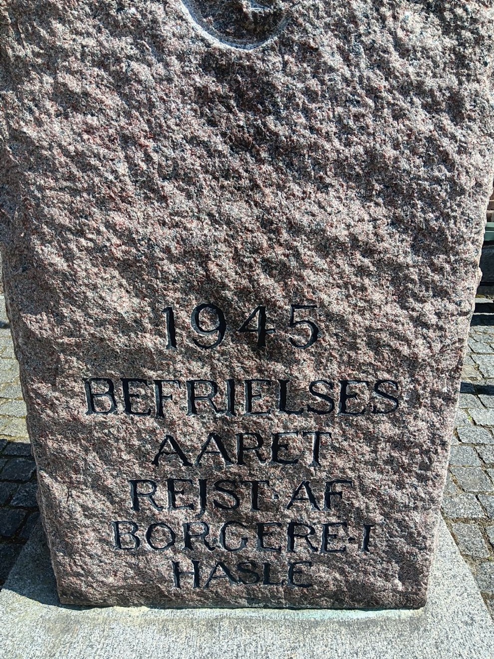 Befrielsesret hugget i granit