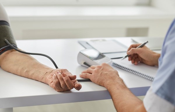 Lokale l�ger frygter at klinikker p� Bornholm vil dreje n�glen om