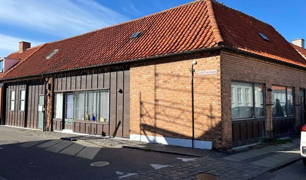 Fik for meget plads: Nu s�lger de ejendommen