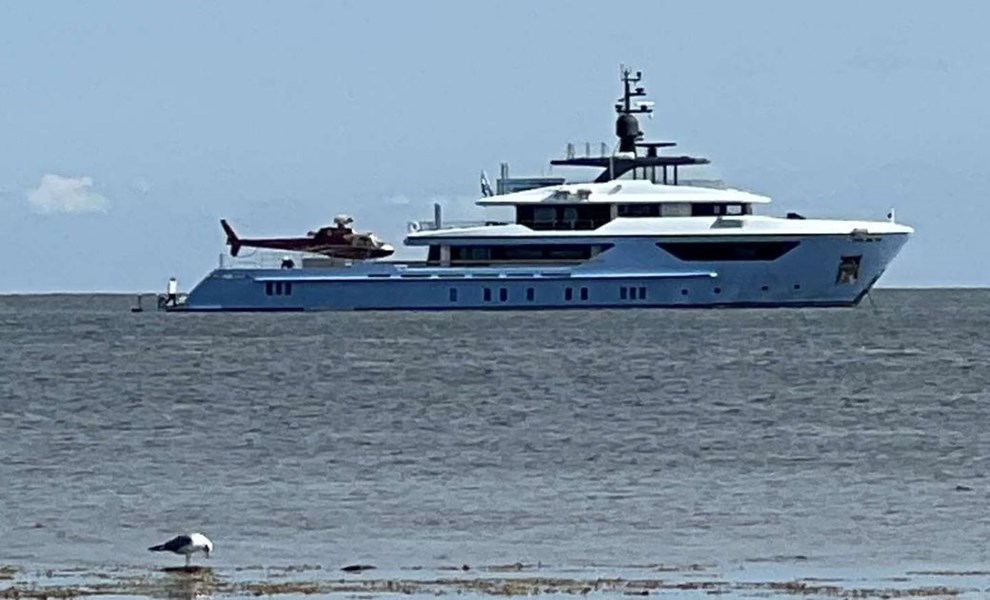 Milliardærs yacht og helikopter er stoppet ved Melsted Milliardærs yacht og helikopter er stoppet ved Melsted