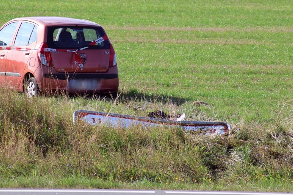 Bil kr�llede skilt og helleanl�g