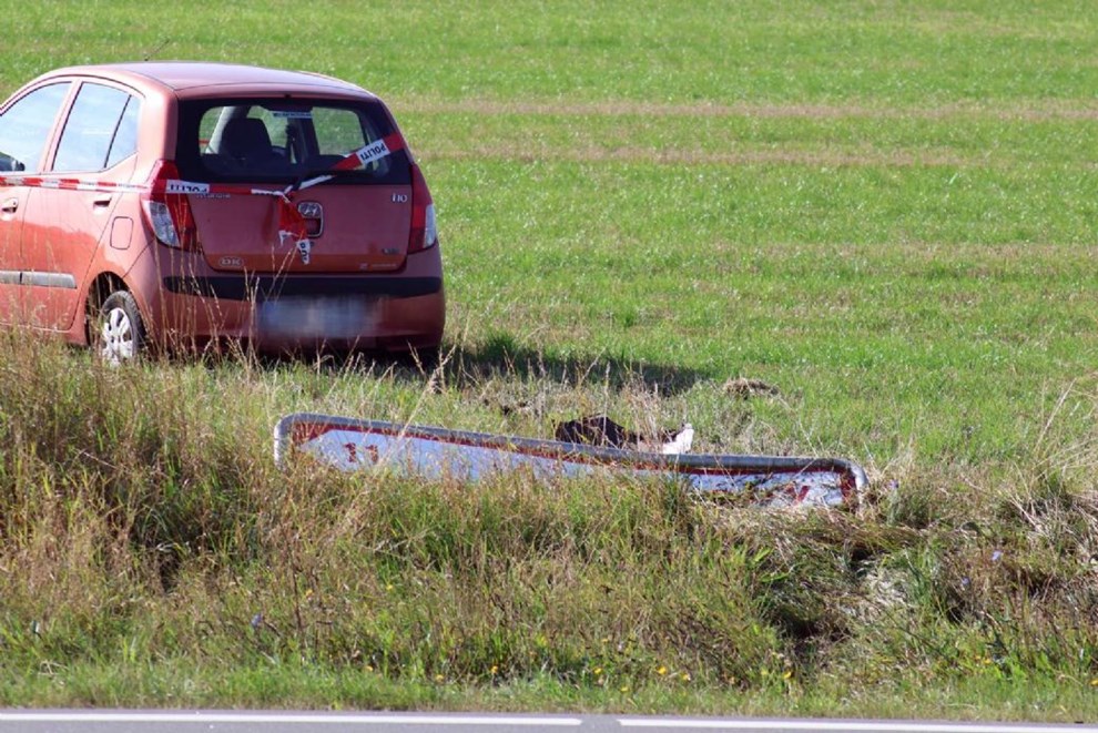 Bil krøllede skilt og helleanlæg Bil krøllede skilt og helleanlæg