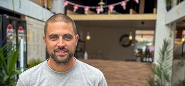 Efter brand: Pizzeria genåbner i nye lokaler