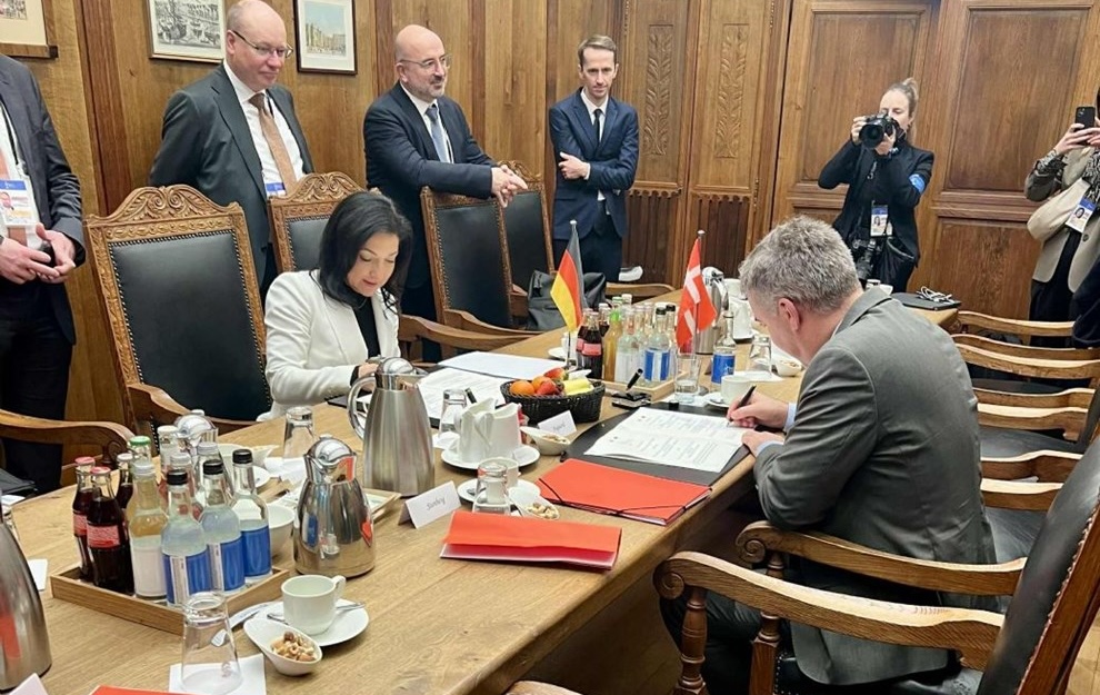 Nu er der skrevet under