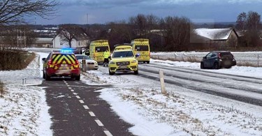 To biler kørt sammen i snevejret