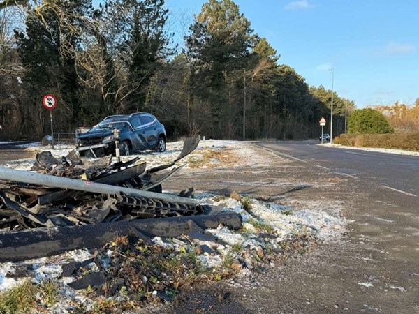 Politiet taler med mand efter f�rdselsuheld - hvem har k�rt bilen? 