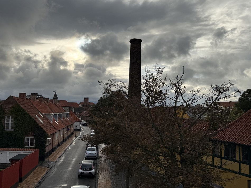 Spredte byger og vind fra flere hj�rner