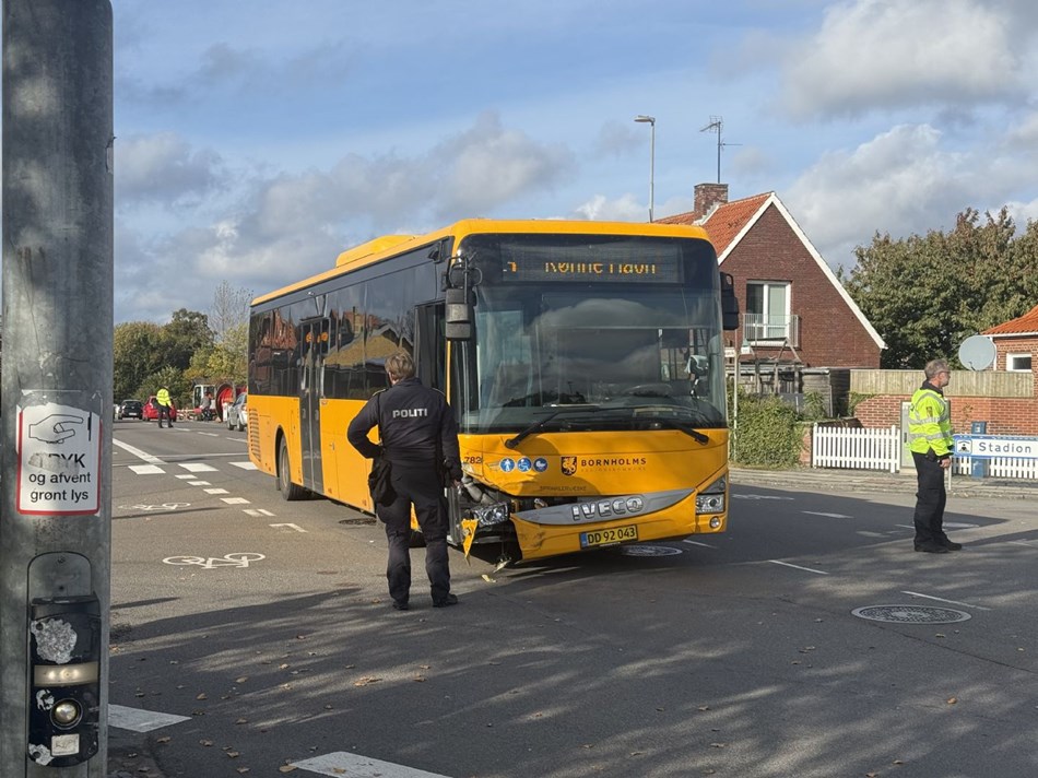 Færdselsuheld i Rønne: Bus ramt