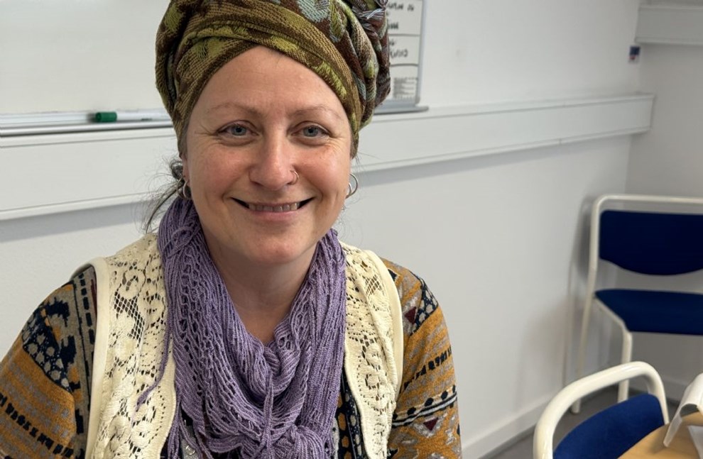 M�d kvinden bag stemmeurnerne