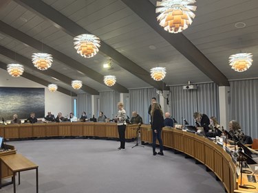 Kommunalbestyrelsen begynder med sang